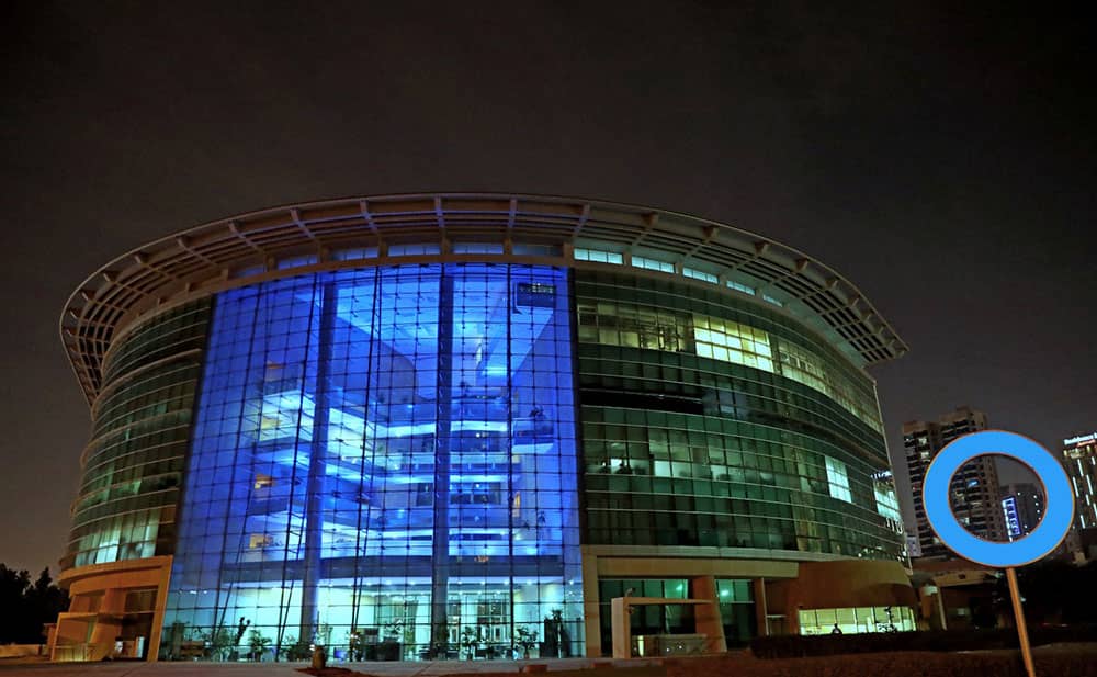 معهد دسمان للسكري مضاء باللون الازرق بمناسبة يوم السكر العالمي